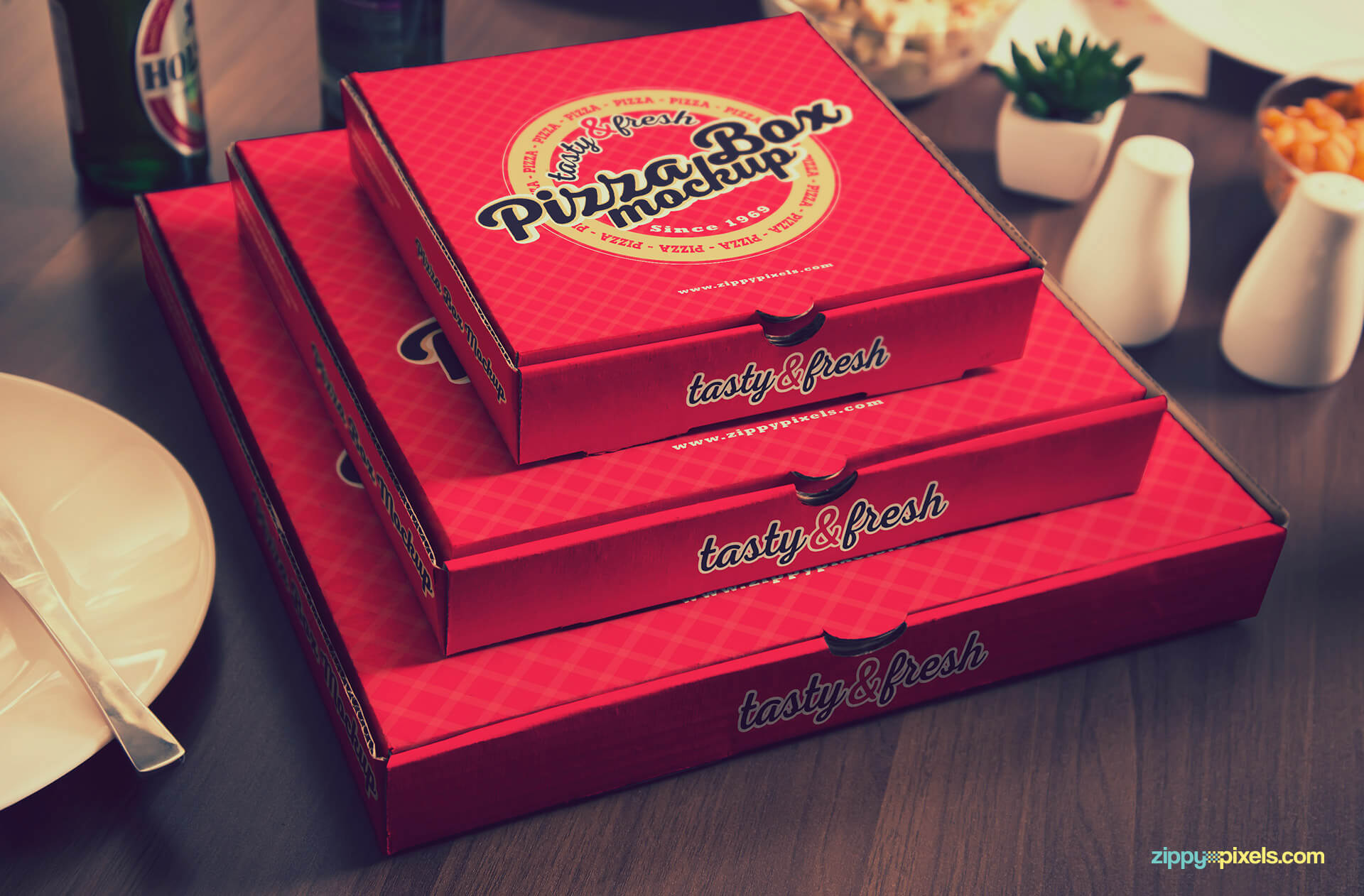 Showcase ready pizza box PSD.